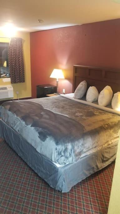 Hotel 2 Queens Hotel Room 130 Booking 斯蒂尔沃特 外观 照片