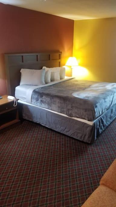 Hotel 2 Queens Hotel Room 130 Booking 斯蒂尔沃特 外观 照片