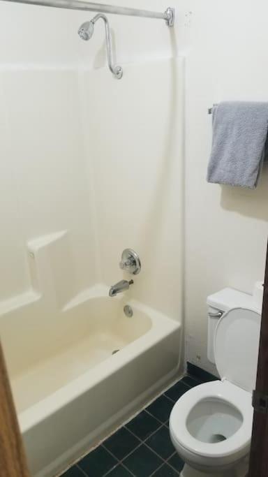 Hotel 2 Queens Hotel Room 130 Booking 斯蒂尔沃特 外观 照片